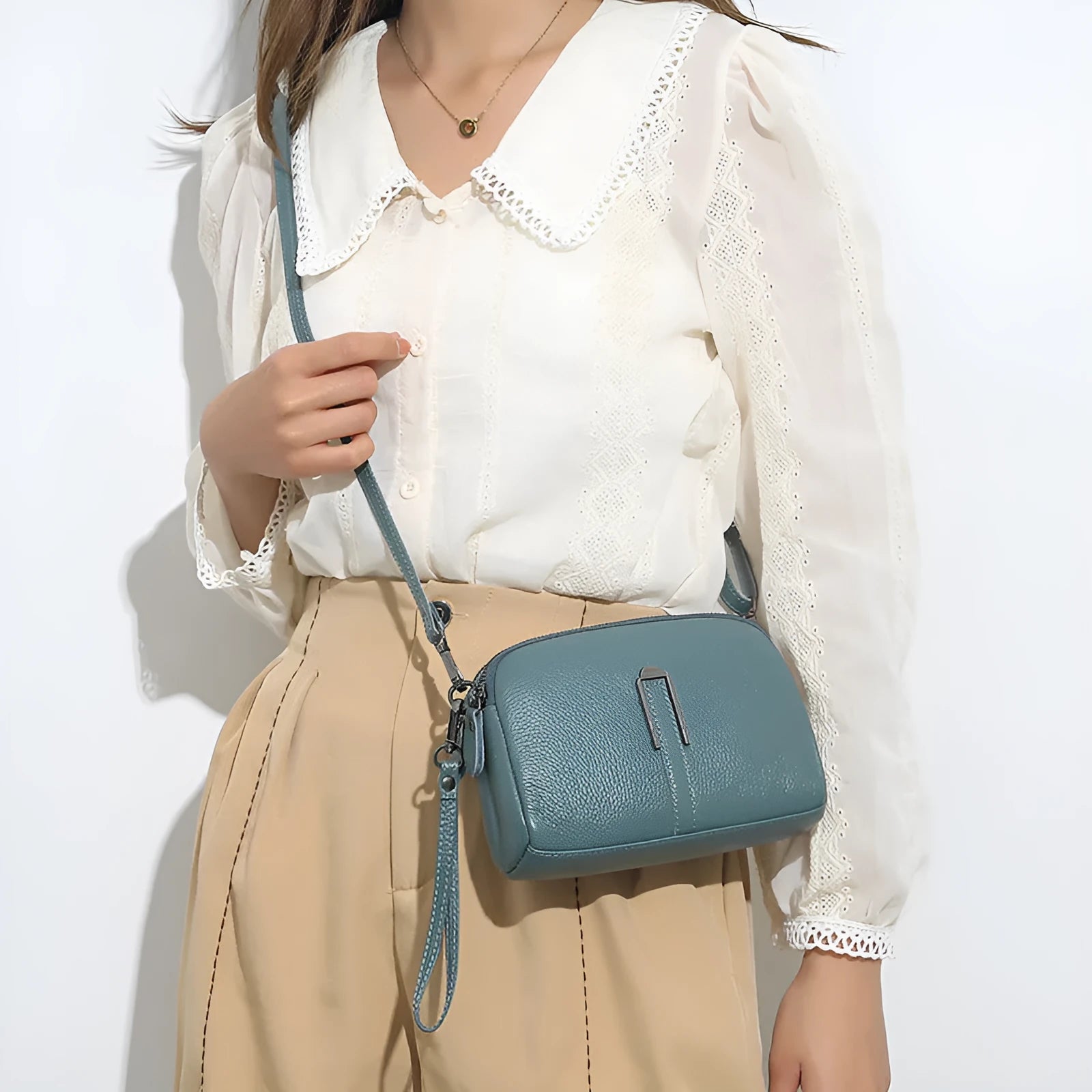 Women's genuine leather shoulder bag in horizontal square shape measuring 19x13x6cm