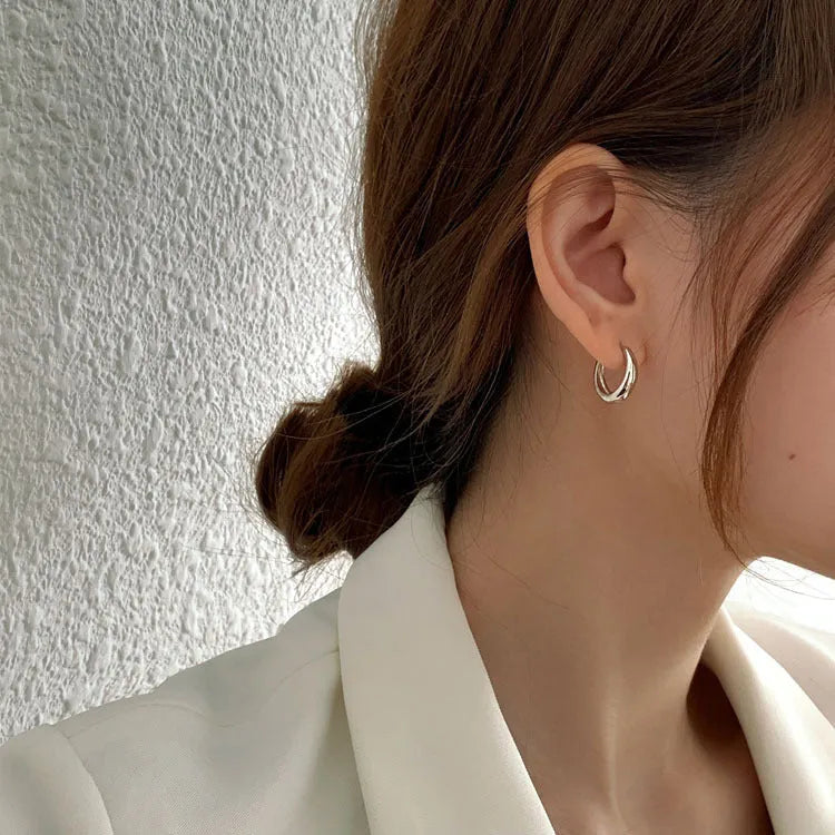 Women's retro minimalist geometric water drop earrings in gold or silver on a copper base.