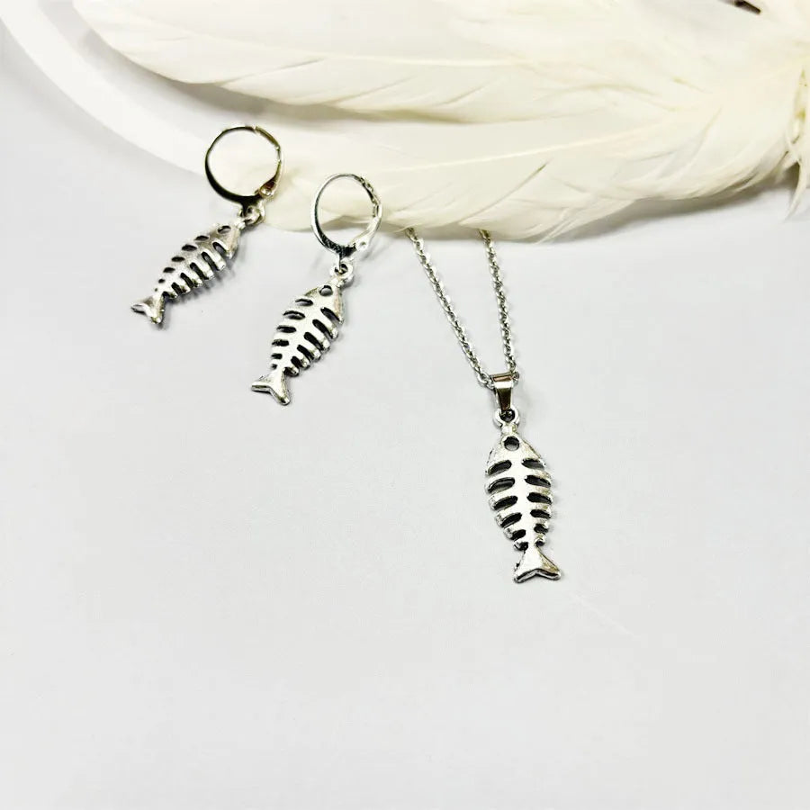 Silver-colour fishbone pendant necklace with O-chain and matching earrings on grey background