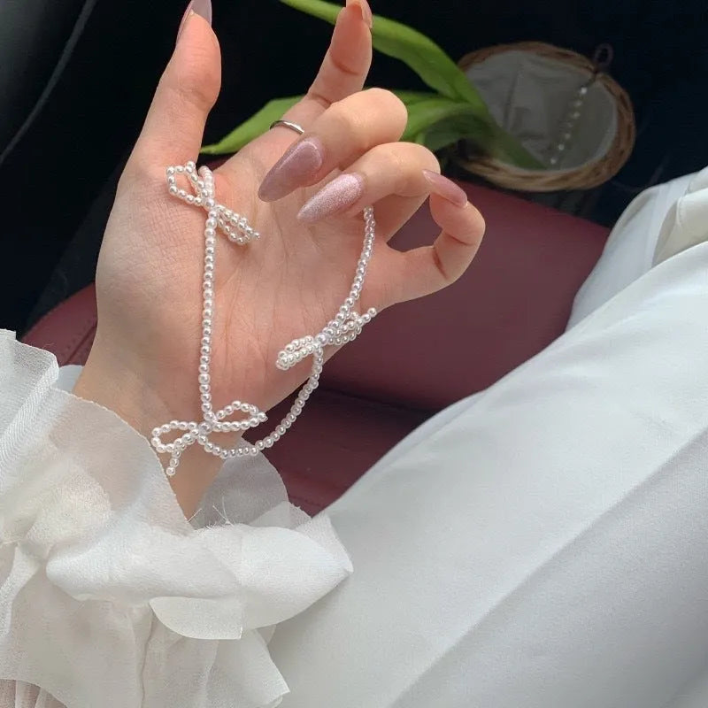 White imitation pearl necklace for women with an adjustable chain and a geometric sweet bow charm.