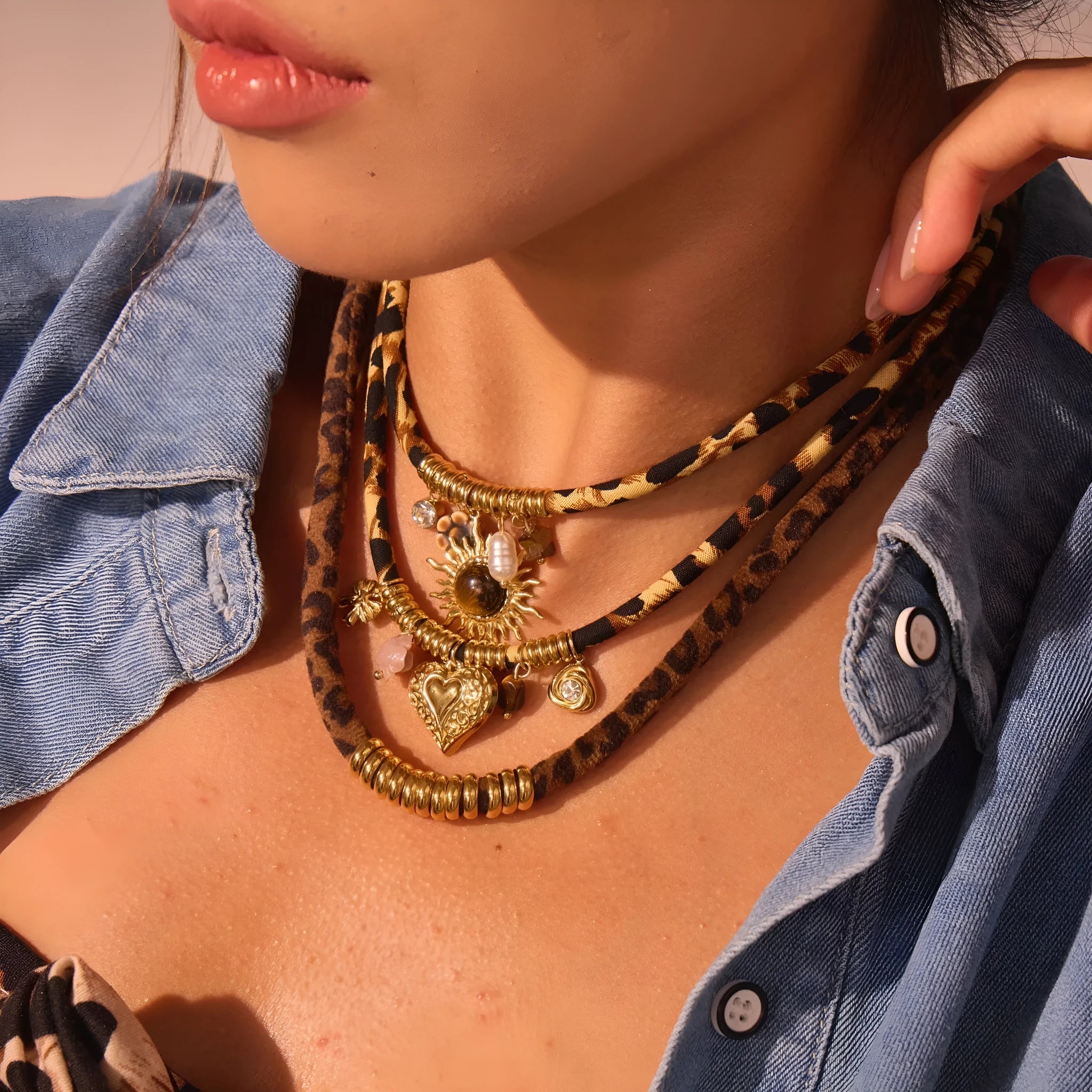 Women's stainless steel necklace with geometric leopard pendant on adjustable 41-50cm chain
