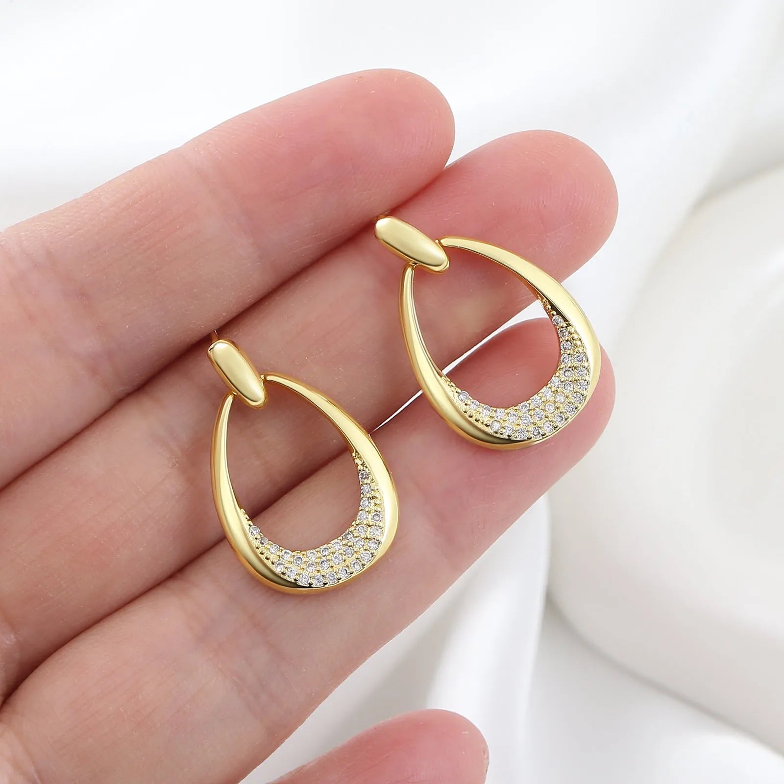 Geometric drop-shaped women's earrings with zircon design and yellow gold electroplated finish