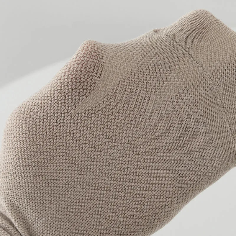 A pair of solid colour low-cut men's boat socks made from breathable polyester fabric.