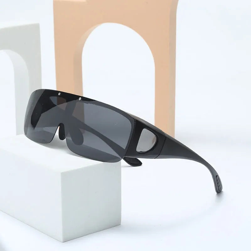 Polarised sunglasses with one-piece lens design for outdoor sports activities