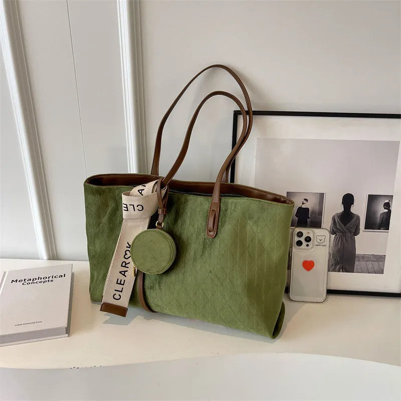 Casual large capacity polyester shoulder bag in horizontal square shape with zippered internal compartment