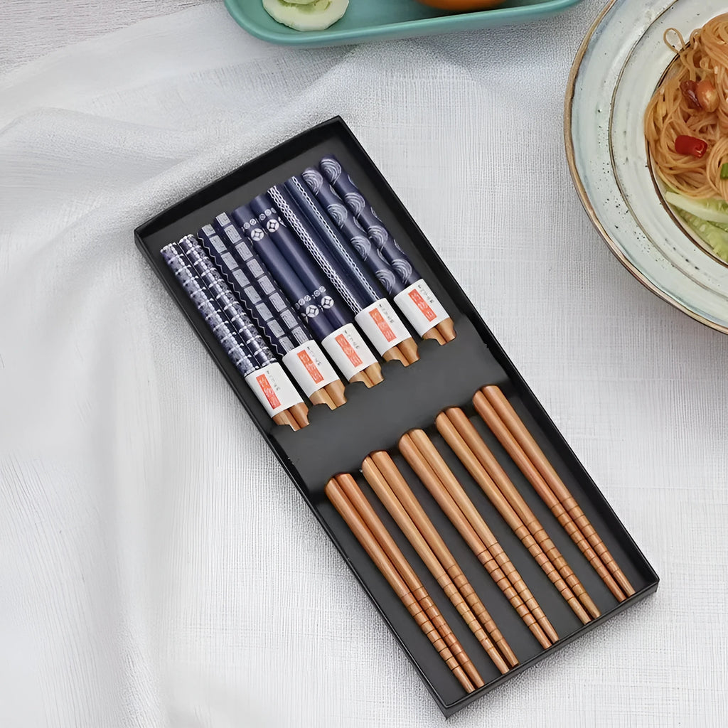 Japanese bamboo chopsticks set with five-colour lucky cat pattern and gift box packaging