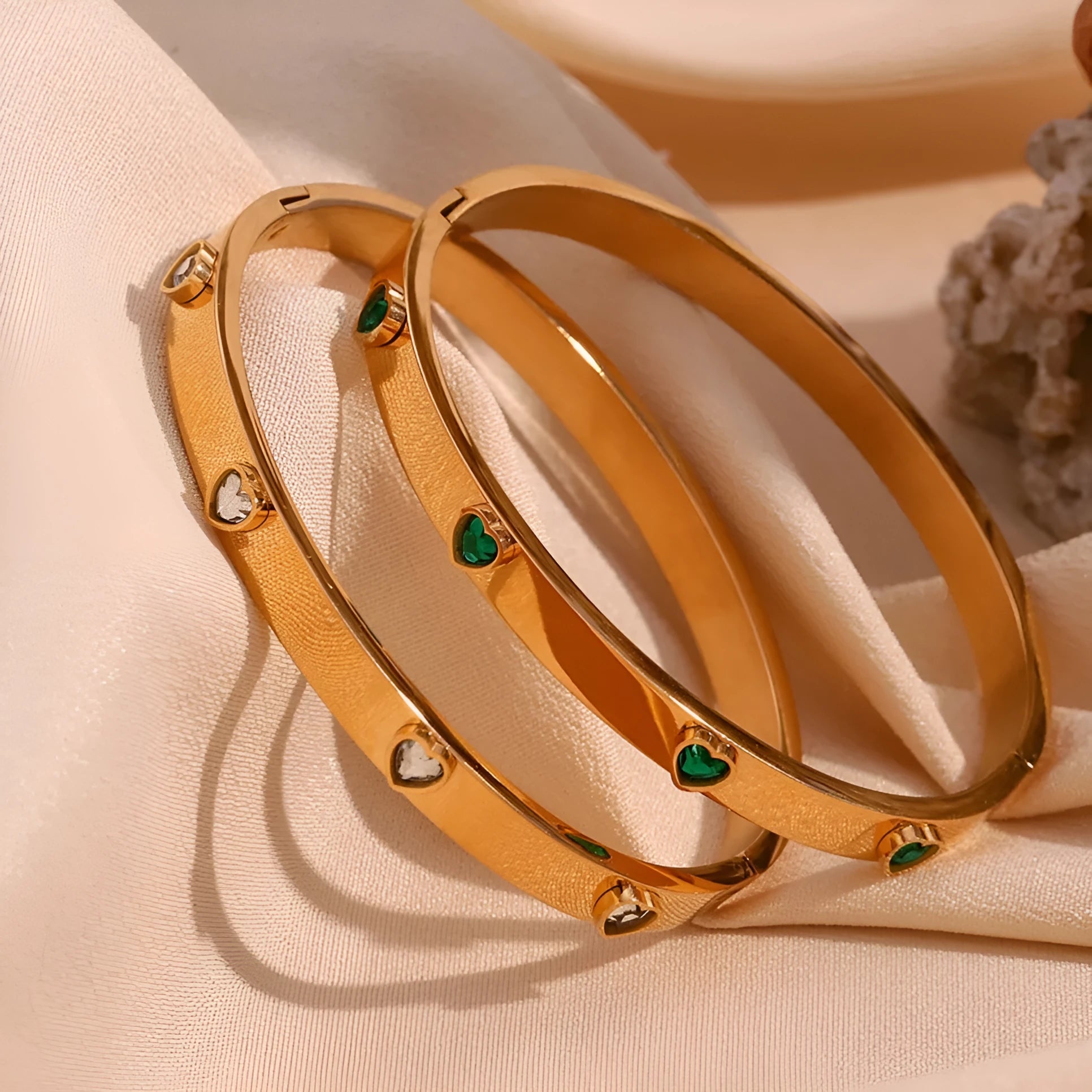 Stainless steel women's bracelet with micro-inlaid peach heart charm in golden electroplated finish