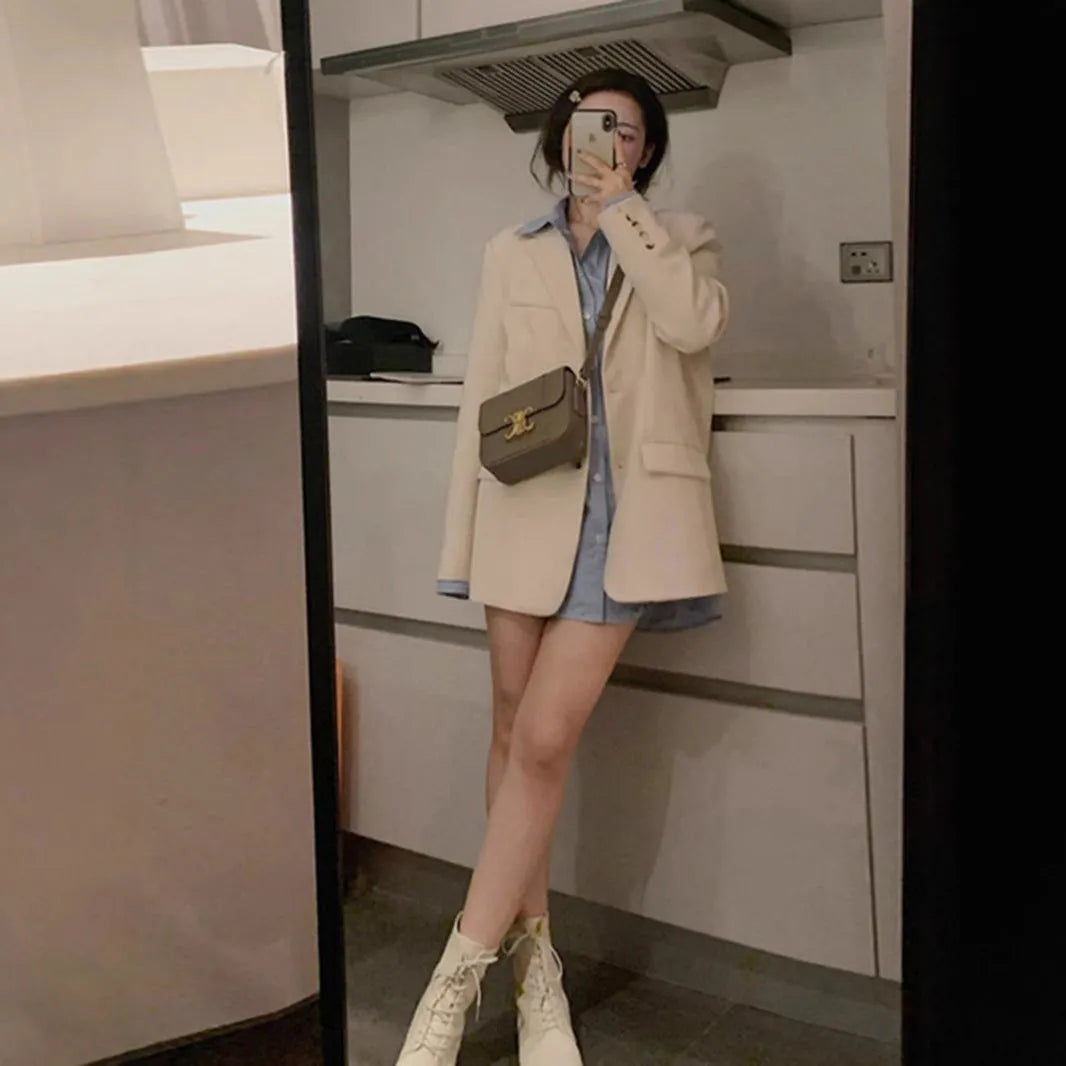 Korean style solid colour polyester suit jacket with long sleeves and a pocket.