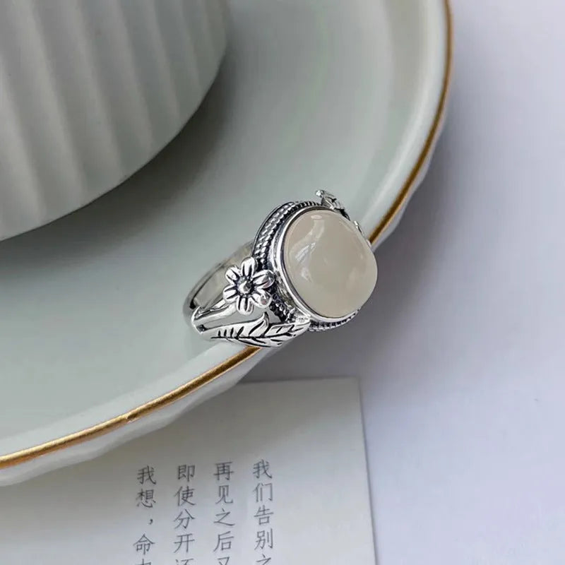 Adjustable copper U-shaped vintage ring with a white chalcedony effect finish.