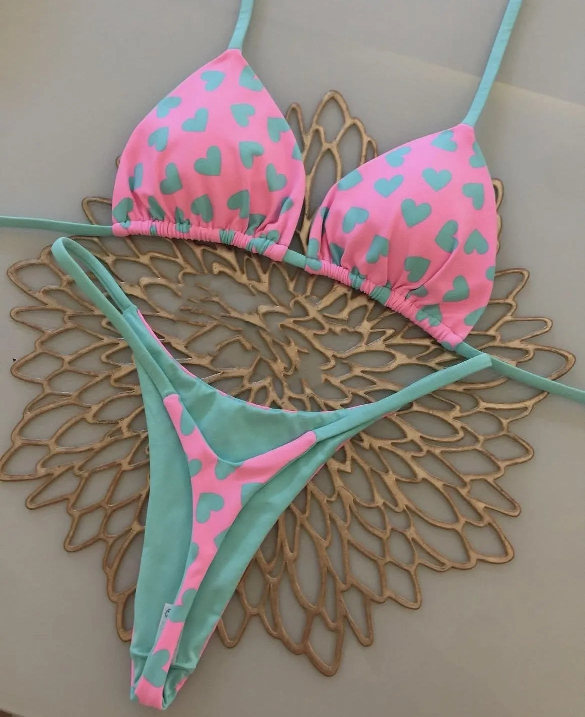 Backless one-piece swimsuit with heart print and split design in quick-dry nylon fabric.
