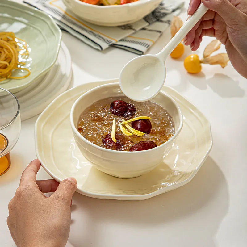 Solid colour modern ceramic tableware set of seven pieces in a gift box.
