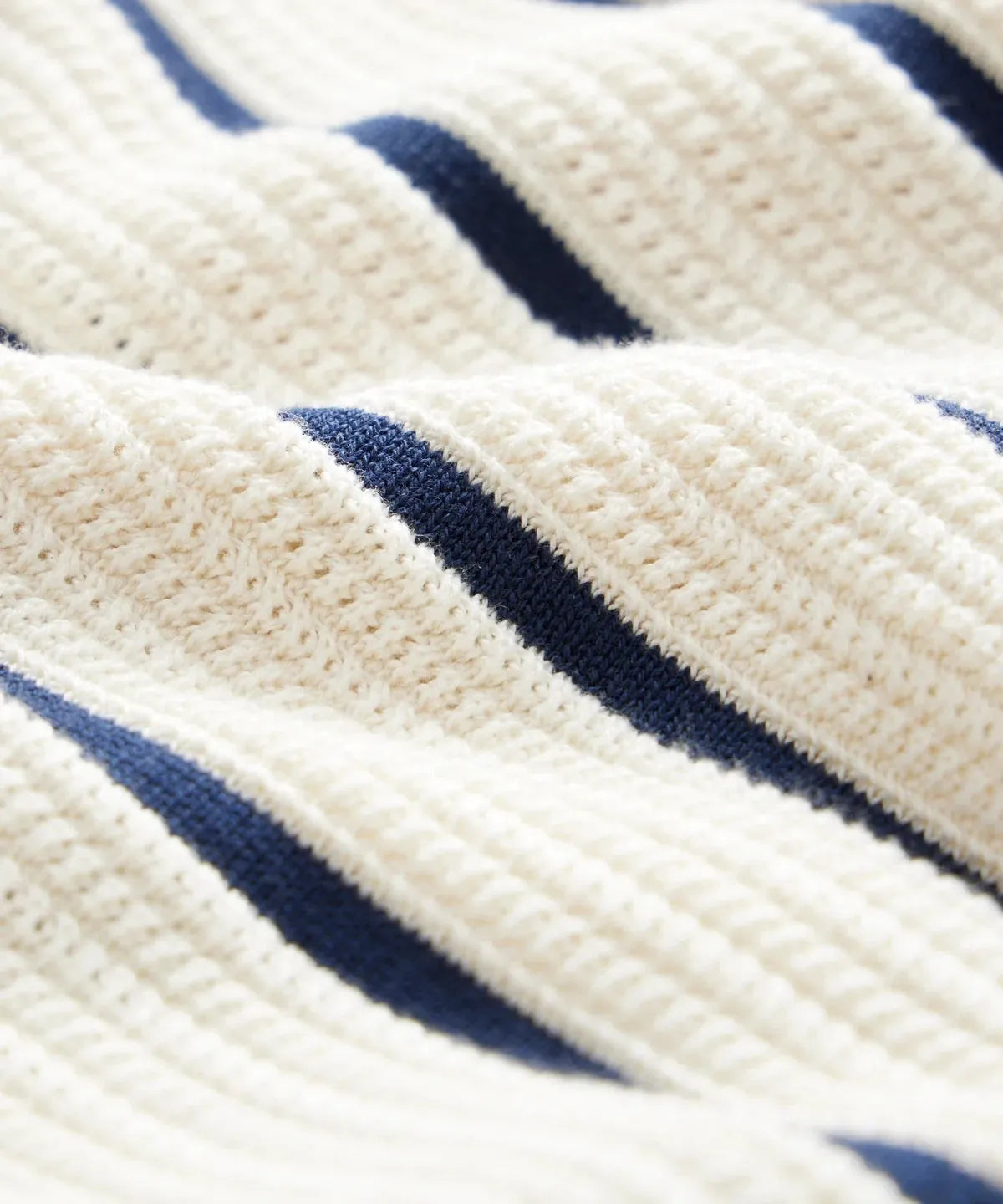 Men's white ice silk knitted polo shirt with lapel collar and asymmetric British style design