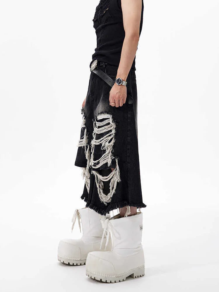 Black cropped wide-leg jeans with mid-high waist and ripped patch details on cotton denim fabric
