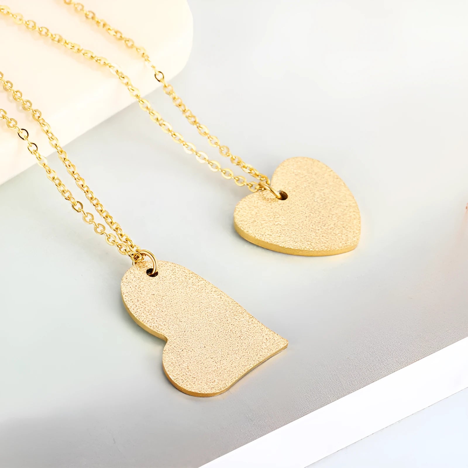 Geometric heart-shaped titanium steel pendant necklace on a chain, silver tone KN25736-Z.