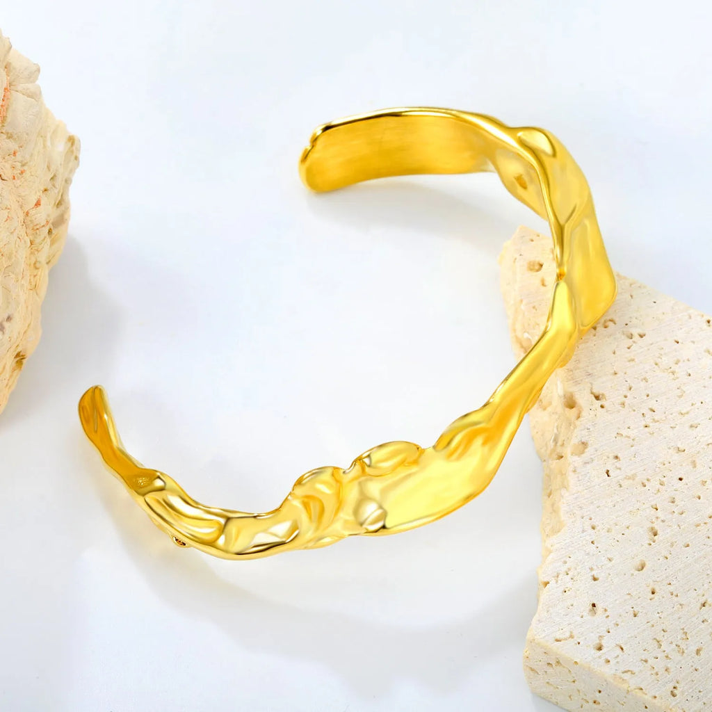 Advanced design stainless steel bracelet in silver, gold, and rose gold metallic finishes
