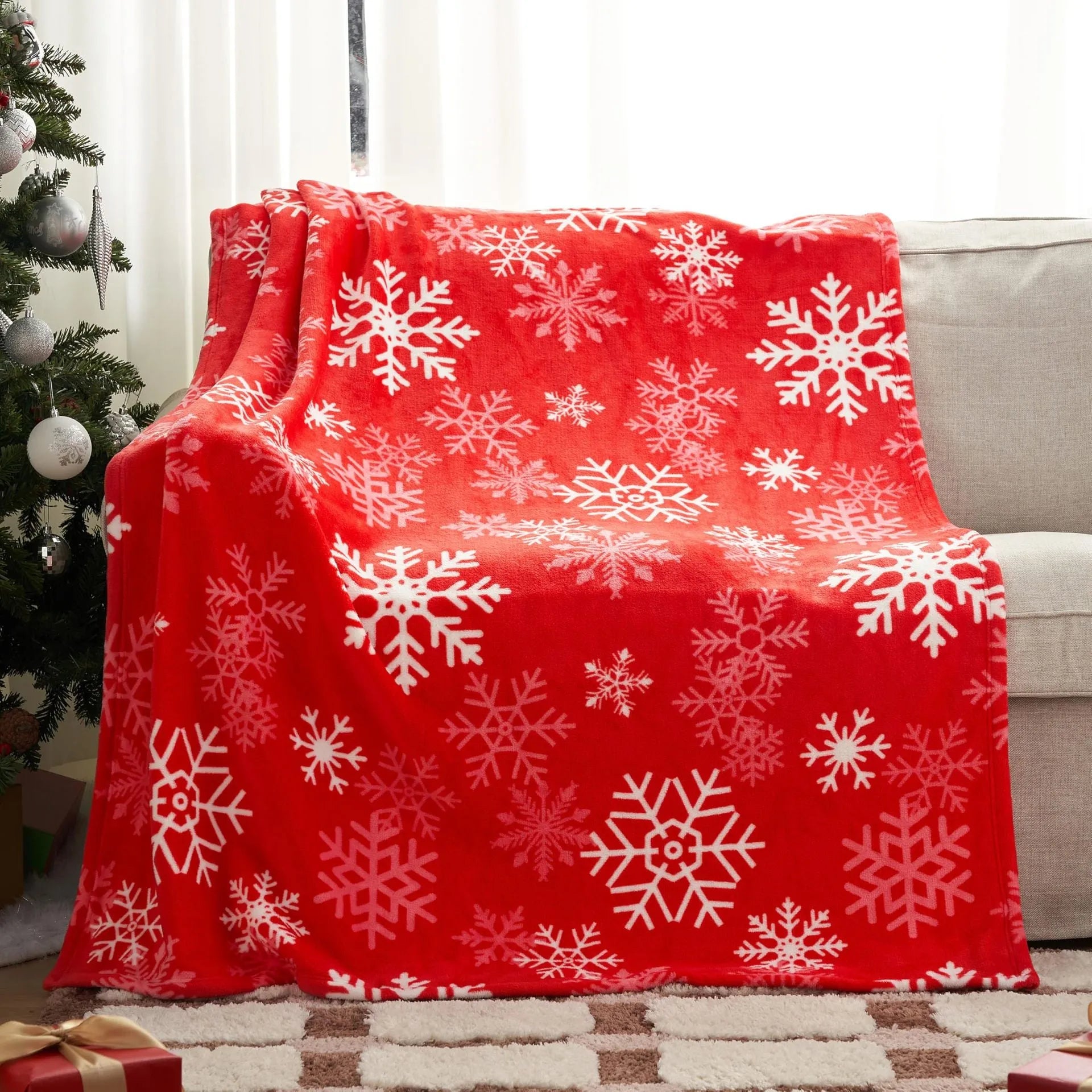 Soft flannel Christmas blanket in plush polyester fiber available in multiple sizes and colours for four seasons use