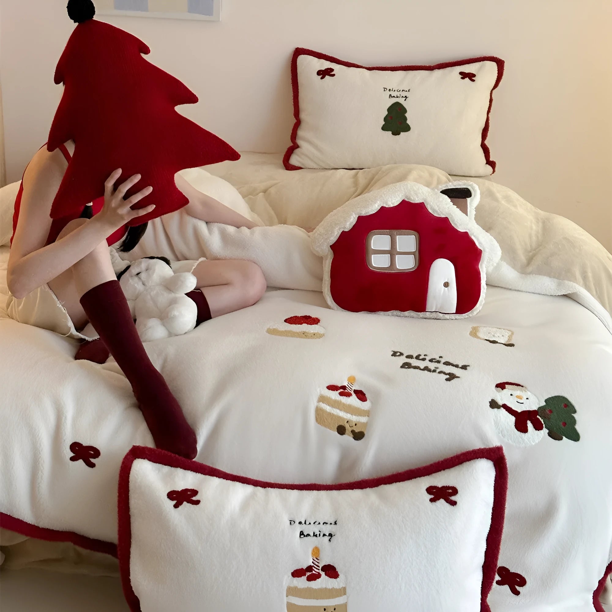 Cartoon winter-themed children's bedding four-piece set with duvet cover, sheet, and pillowcases.