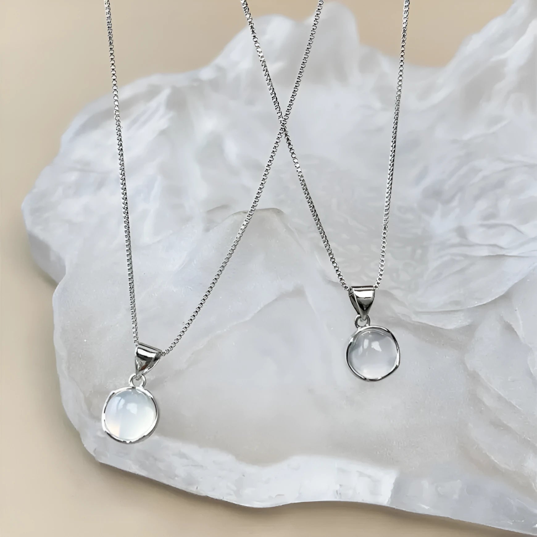 Women's Korean-style oval artificial crystal pendant necklace with geometric design on adjustable box chain