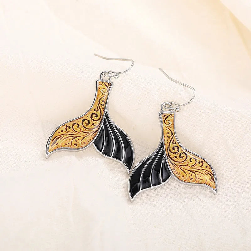 Women's fishtail earrings with whale motif in white gold colour retro style design