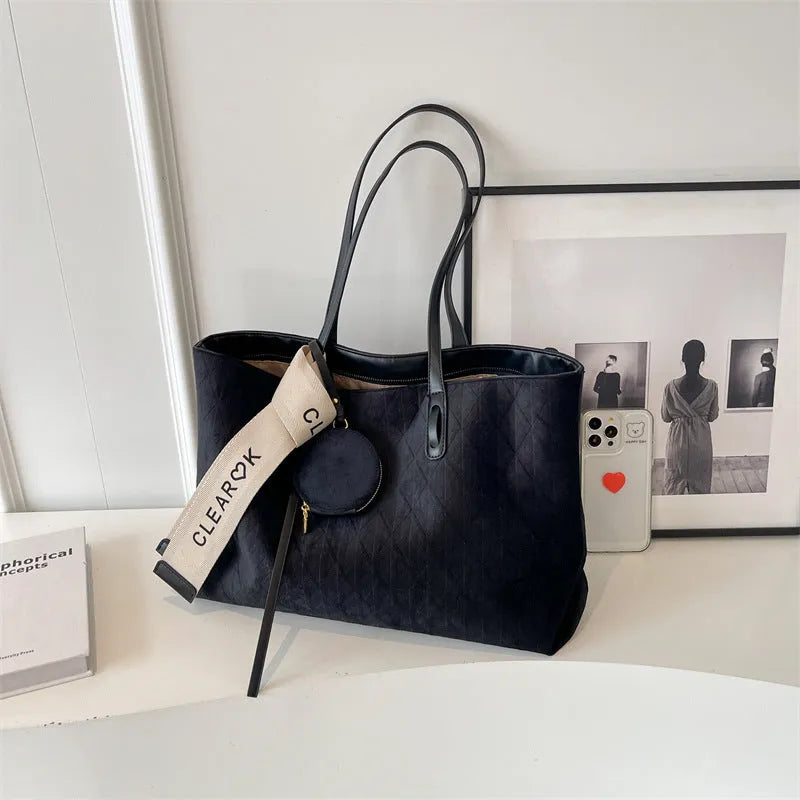 Casual large capacity polyester shoulder bag in horizontal square shape with zippered internal compartment
