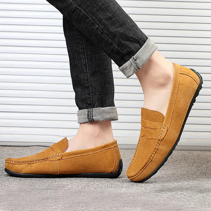 Men's solid colour suede loafers with round toe and slip-on design