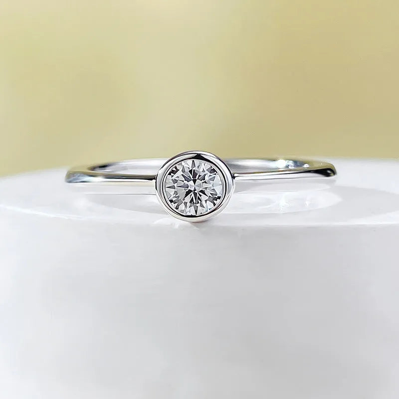 Minimalist silver women's ring with a crown shape and linear detailing in gold or platinum colour.