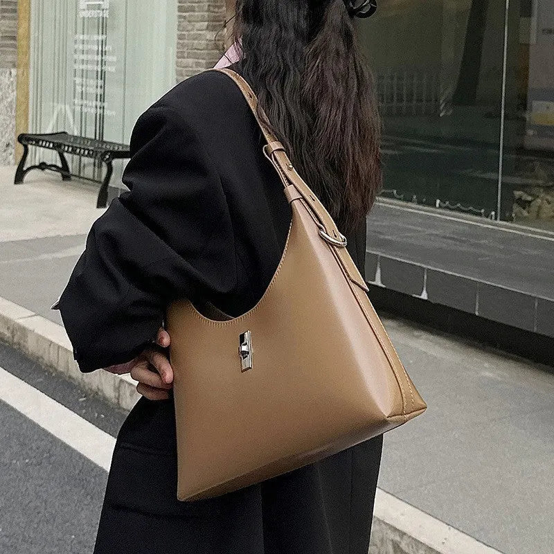 Genuine leather dumpling-shaped crossbody bag with organised compartments in six colour options