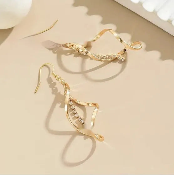 Gold-coloured spiral design alloy earrings with elliptical geometric details
