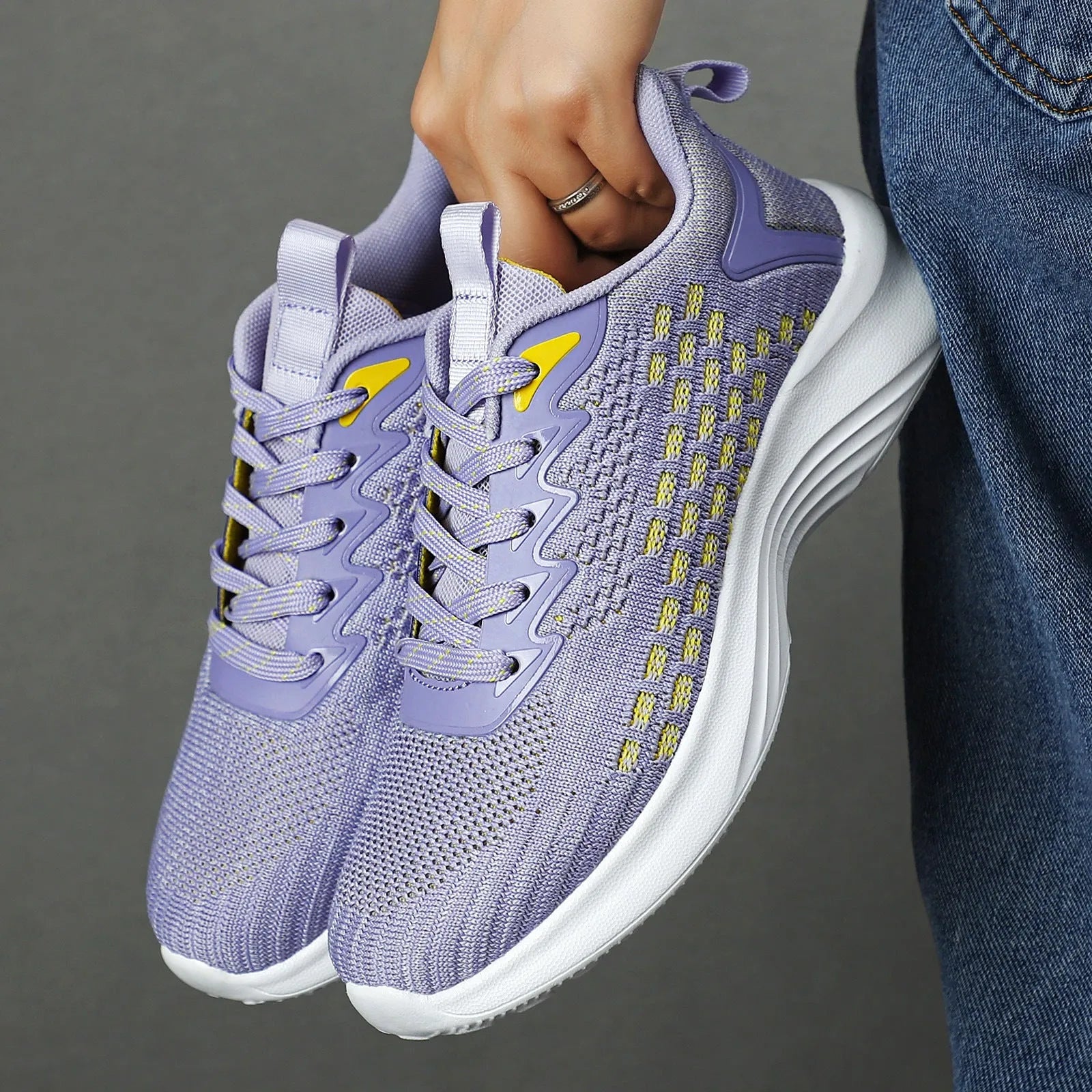 Women's Flyknit running shoes with striped pattern and mesh lining in lavender purple colour