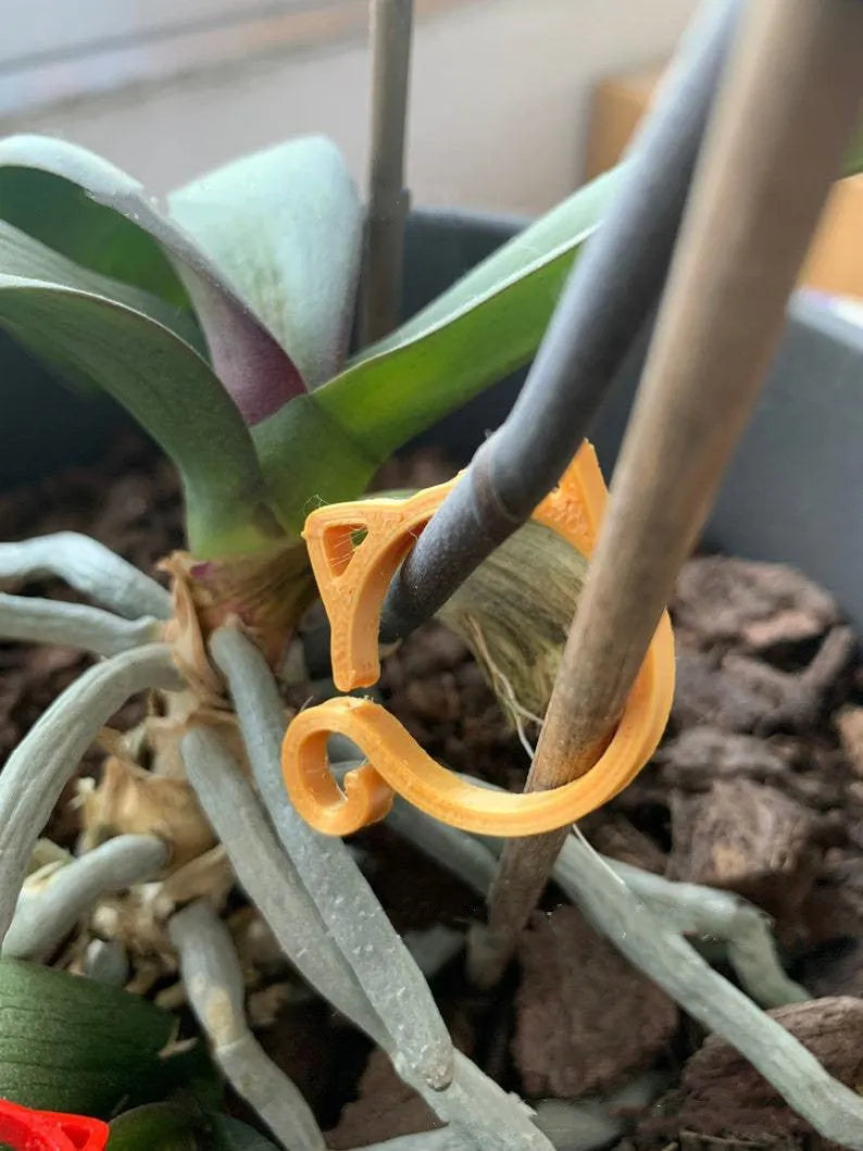 Cat-shaped plastic gardening clip in green colour measuring 3x4cm for plant support