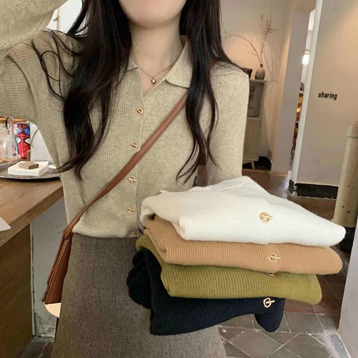 Women's knitted cardigan top in viscose fabric with long sleeves and loose fit