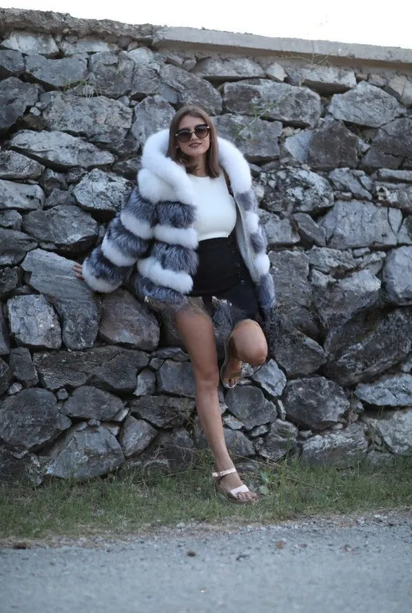 A loose-fitting women's street fashion coat with a detachable artificial fur hood.