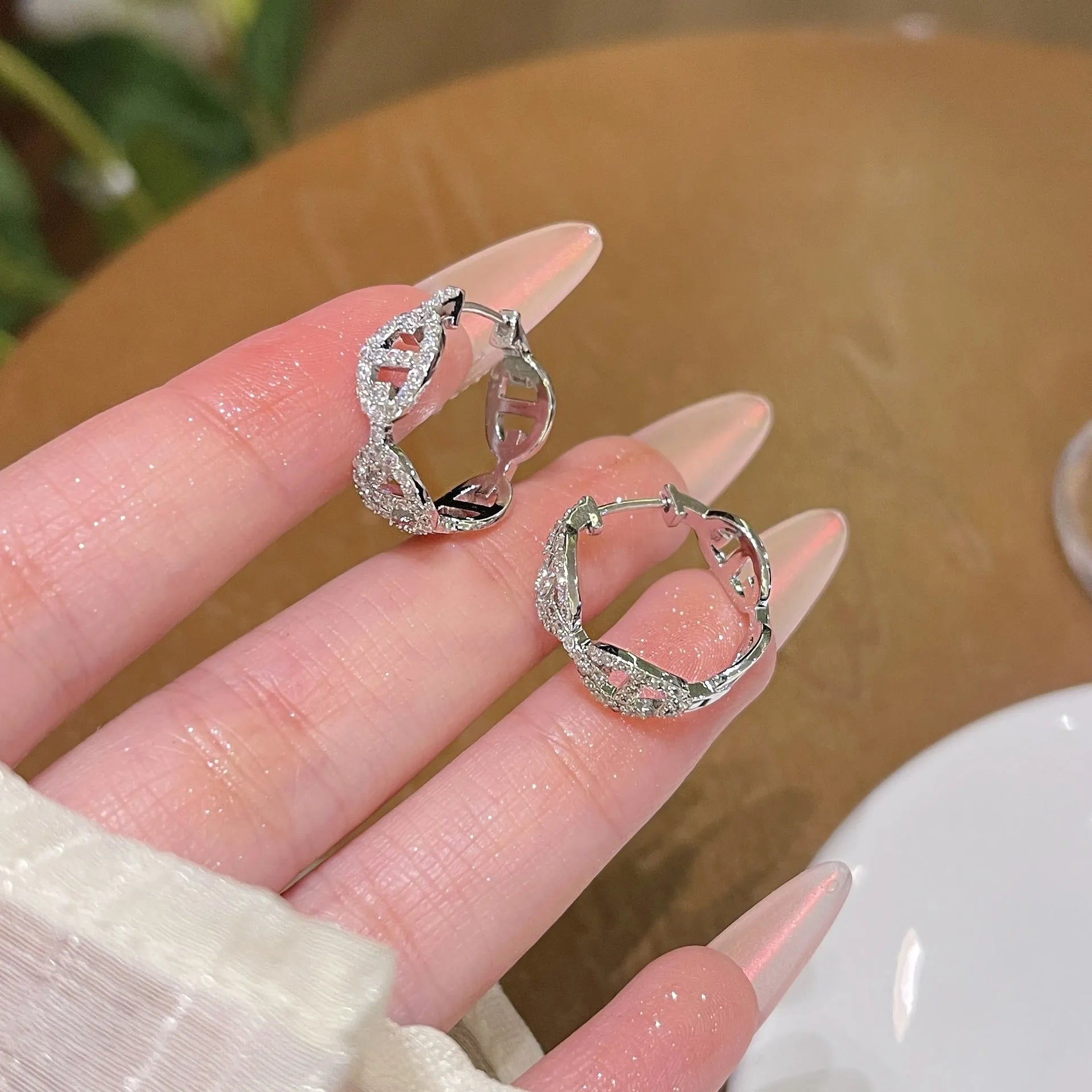Ladies casual earrings with diamond light luxury design in gold plating colours