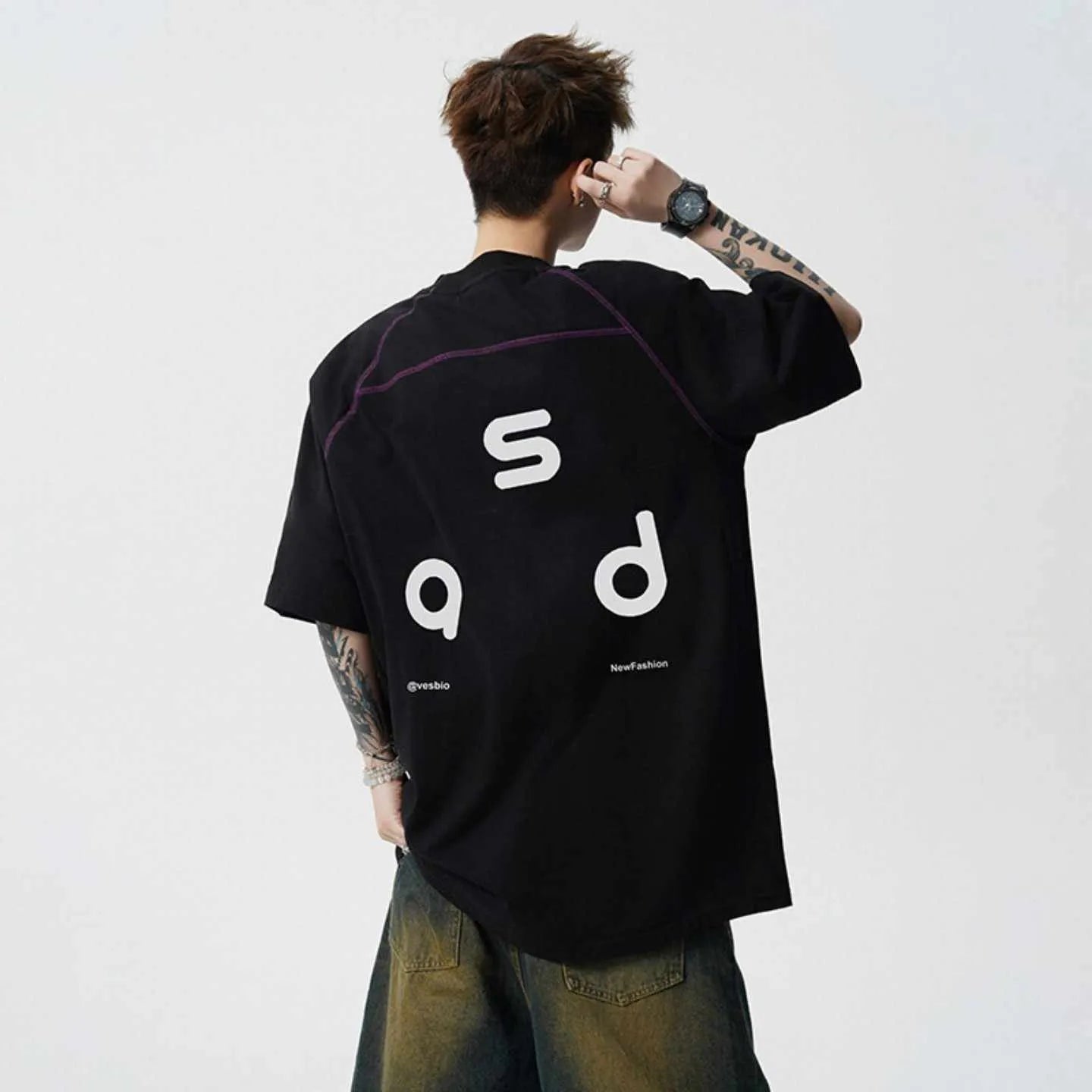 Cotton letter print short-sleeve t-shirt in loose fit with round neck collar in black and white colour options