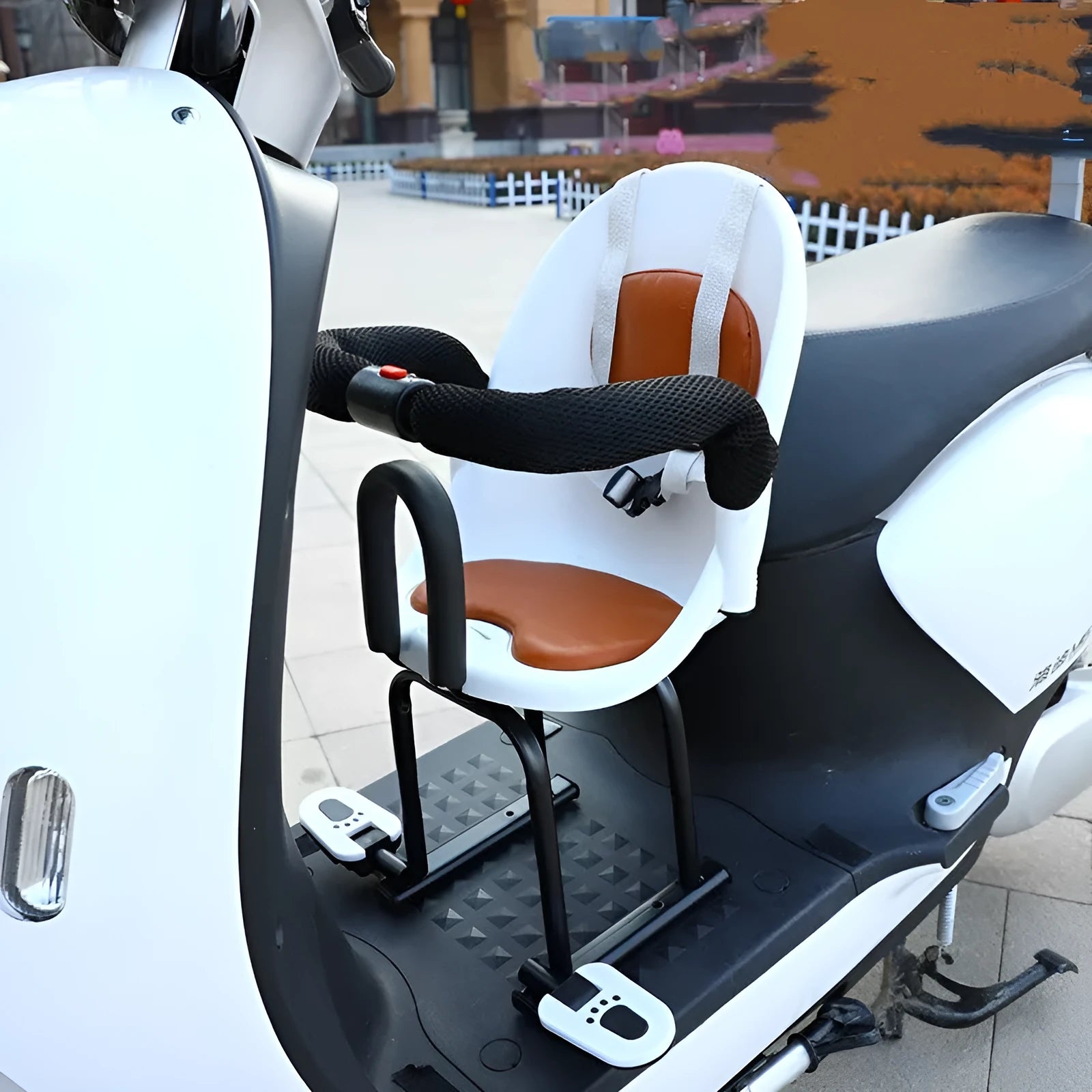 Steel-framed children's front seat for electric scooters in black, red or white