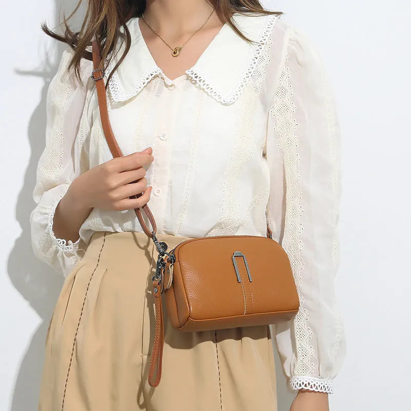 Women's genuine leather shoulder bag in horizontal square shape measuring 19x13x6cm
