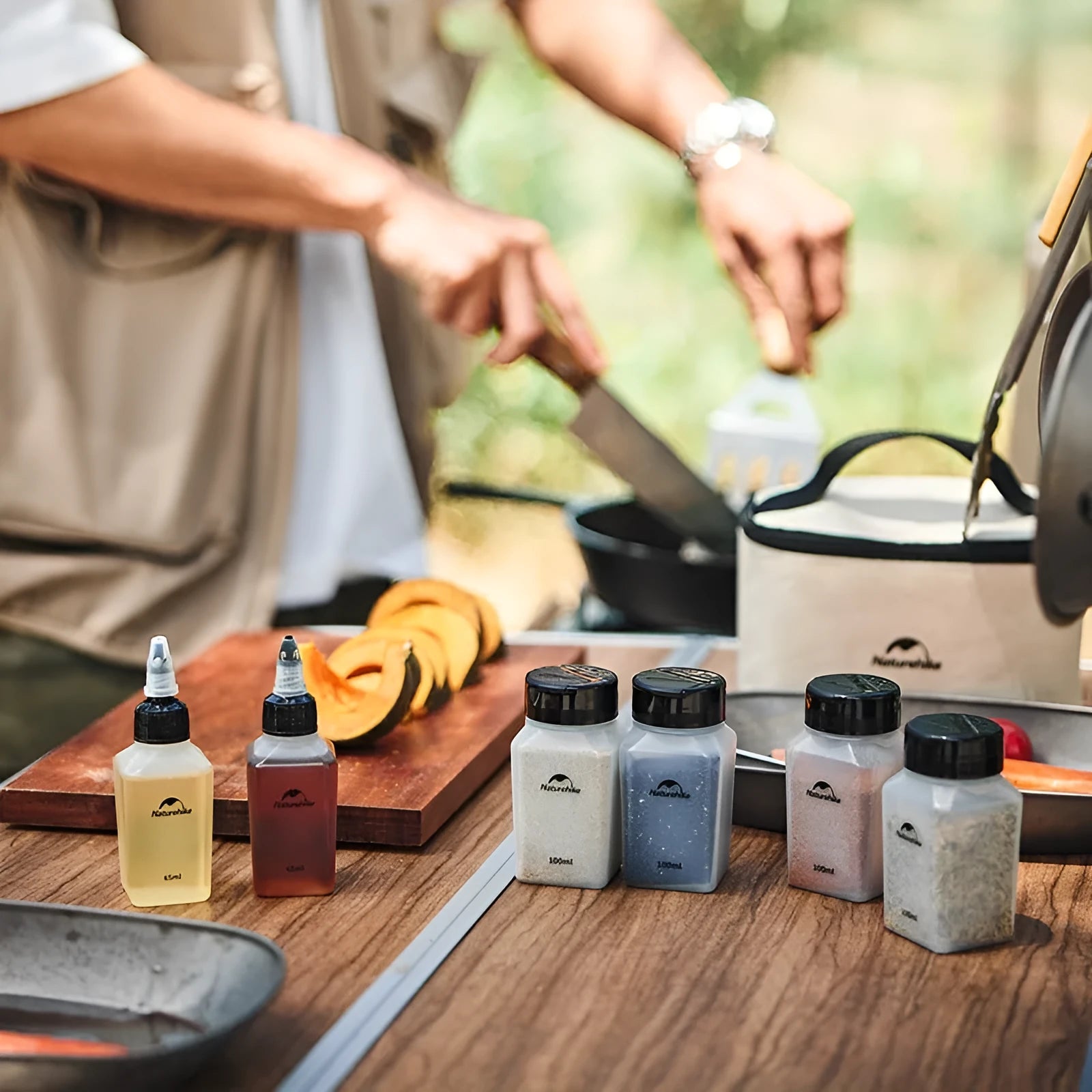 Naturehike six-piece portable PP seasoning bottle set for outdoor picnics.