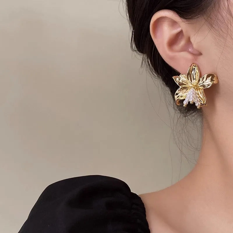 Gold H1795 metal floral earrings with detailed flower shape and niche style design