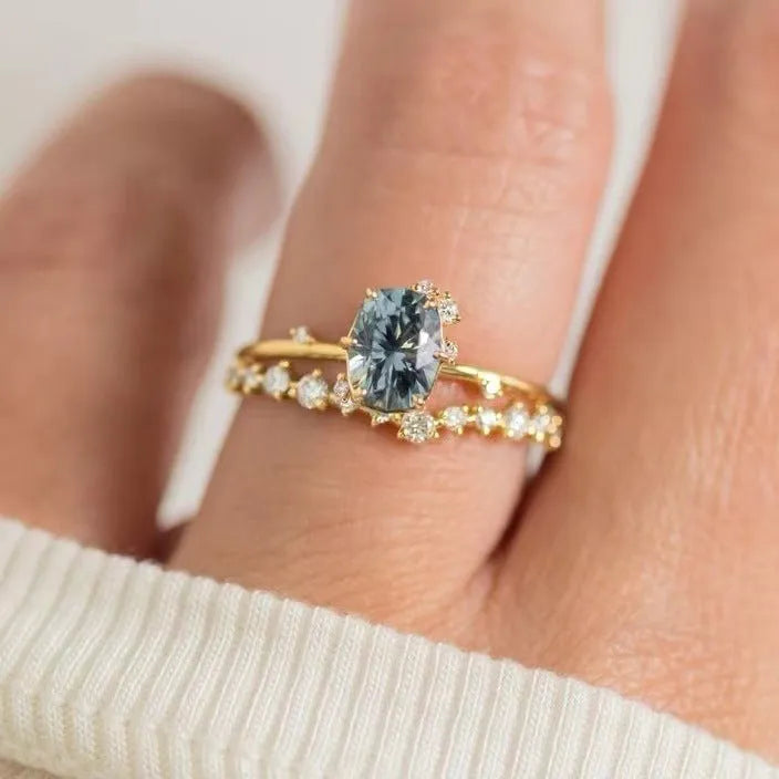 Gold-coloured women's ring with a green zircon stone in a flower-shaped setting.