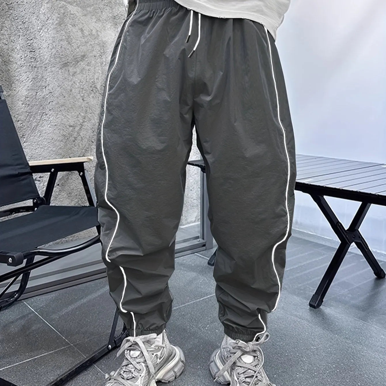 Men's bamboo fibre sports trousers in cropped length with high elasticity construction