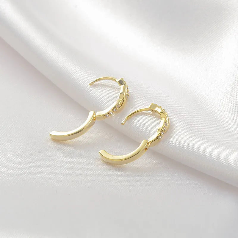Geometric copper earrings with interwoven hemp rope in gold or silver finish, earclip fitting.
