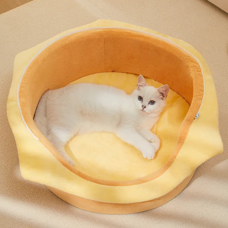 Medium-sized disassemblable cat kennel with a removable cover and soft padded floor.