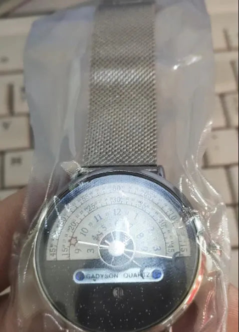 Men's 40mm sports quartz watch with alloy case and mineral glass in gold or silver colour options