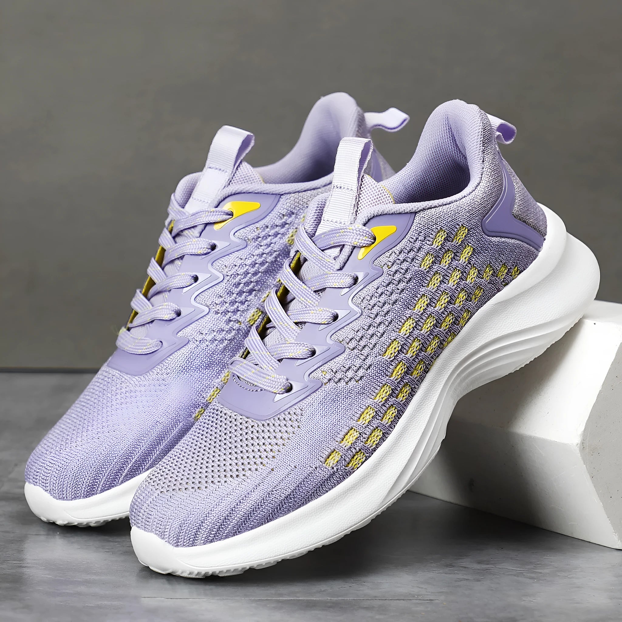 Women's Flyknit running shoes with striped pattern and mesh lining in lavender purple colour