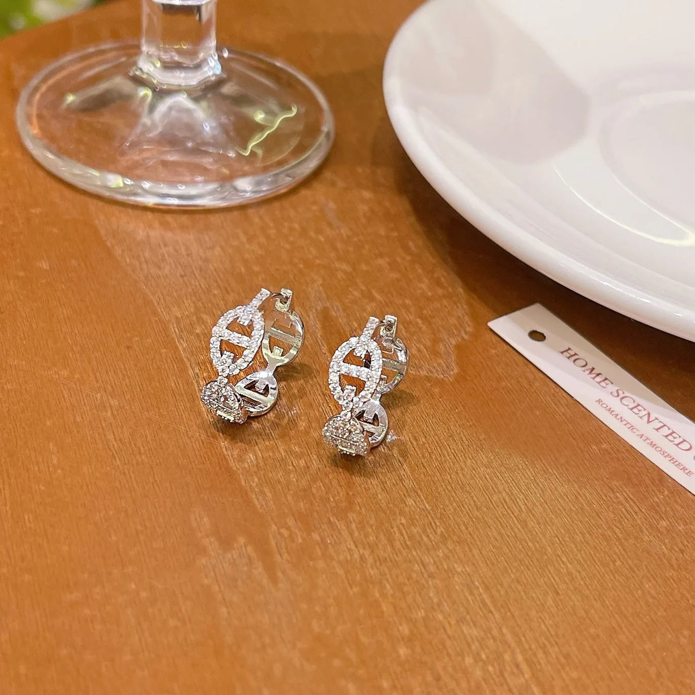Ladies casual earrings with diamond light luxury design in gold plating colours