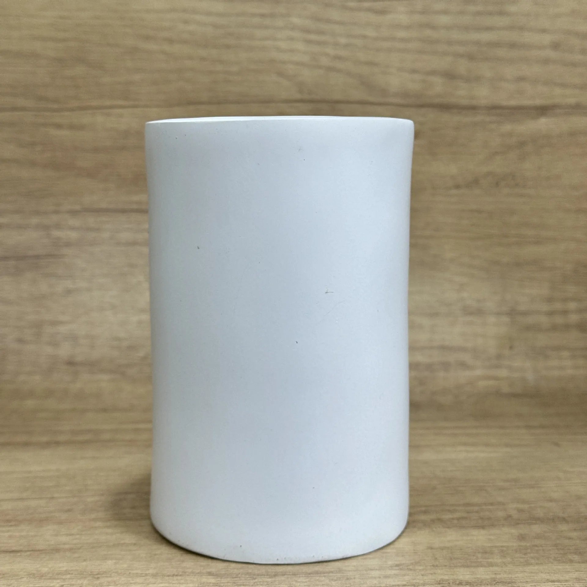 Resin tissue box holder with American style decoration, dimensions 8.5cm by 14.6cm