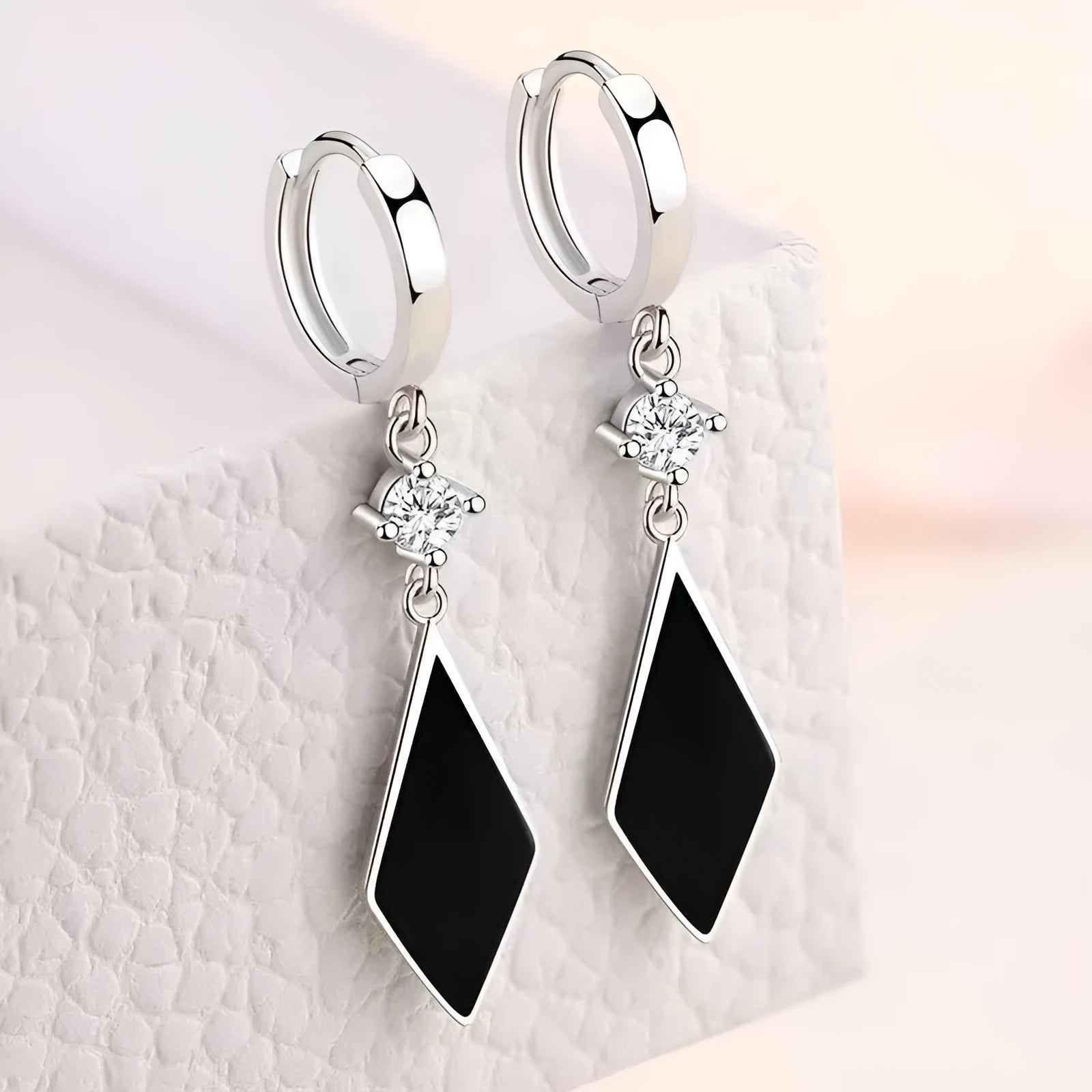 Silver vintage diamond shaped ear clip made of zinc alloy with geometric design