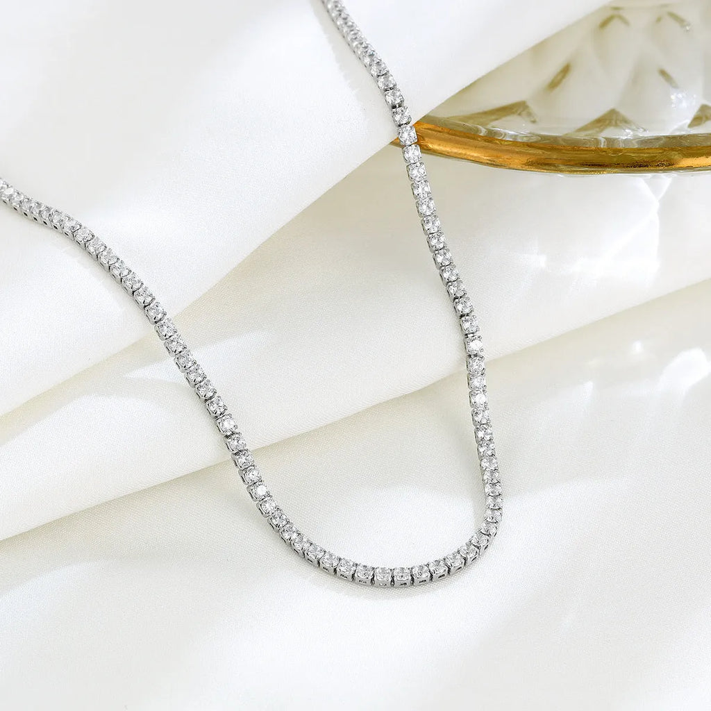 Women's sterling silver necklace with round pendant in bright silver colour