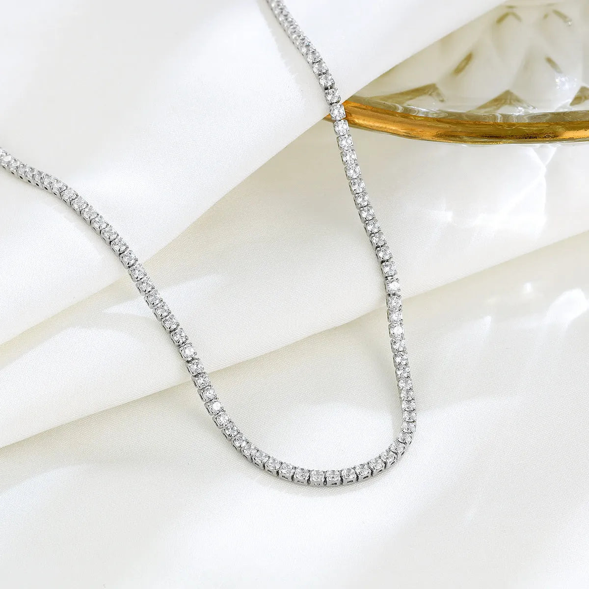 Women's sterling silver necklace with round pendant in bright silver colour