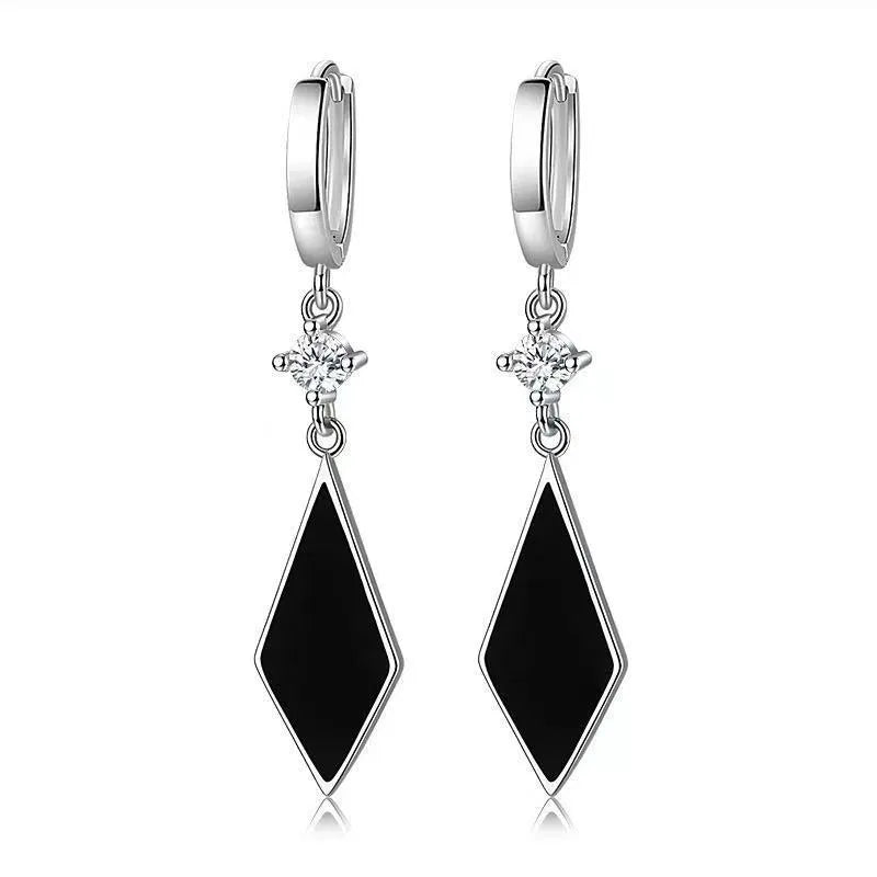 Silver vintage diamond shaped ear clip made of zinc alloy with geometric design